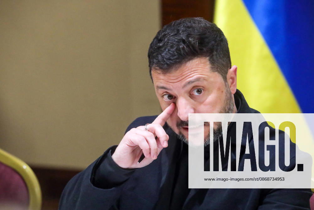 Zelenskyy Speaks To Journalists After Meeting With Merz - Kyiv Ukrainian President Volodymyr Zelenskyy speaks to journalists after a meeting with German Federal Chancellor Friedrich Merz, who visited the capital, Kyiv, Ukraine, on October 4, 2026 Photo by Volodymyr Tarasov Ukrinform ABACAPRESS.COM Kyiv Ukraine