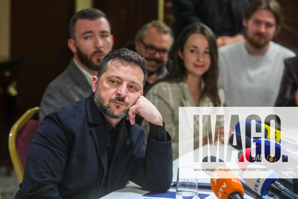 Zelenskyy Speaks To Journalists After Meeting With Merz - Kyiv Ukrainian President Volodymyr Zelenskyy (L) listens to journalists after a meeting with German Federal Chancellor Friedrich Merz, who visited the capital, Kyiv, Ukraine, on October 4, 2026 Photo by Volodymyr Tarasov Ukrinform ABACAPRESS.COM Kyiv Ukraine