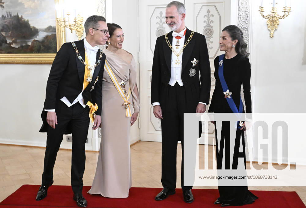 LKS 20261006 Spain s King Felipe (2nd right) and Queen Letizia (right) pose with Finland s President Alexander Stubb (left) and and his wife Suzanne Innes-Stubb (2nd left) before the dinner at the Presidential Palace in Helsinki, Finland, on October 6, 2026. Spain s King Felipe and Queen Letizia are on a two-day state visit to Finland. - HEIKKI SAUKKOMAA Helsinki Finland