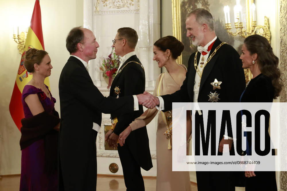 The King and Queen Attend a State Dinner Hosted by the President of the Republic of Finland The King and Queen, King Felipe and Queen Letizia, along with the President of Finland, Cai Göran Alexander Stubb, and the First Lady, Suzanne Innes Stubb, are greeted by the Speaker of the Finnish Parliament at the Presidential Palace on October 6, 2026, in Helsinki, Finland. ROYAL HOUSE KING AND QUEEN Europa Press 10 06 2026 Helsinki Helsinki Spain