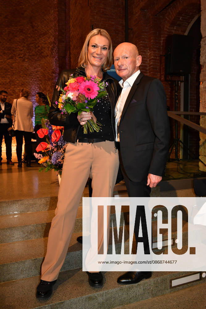 Maria Höfl-Riesch mit Freund Johann Schrempf Verleihung der Bayerischen Staatsmedaille für soziale Verdienste 2026 Allerheiligen-Hofkirche München 06. Oktober 2026