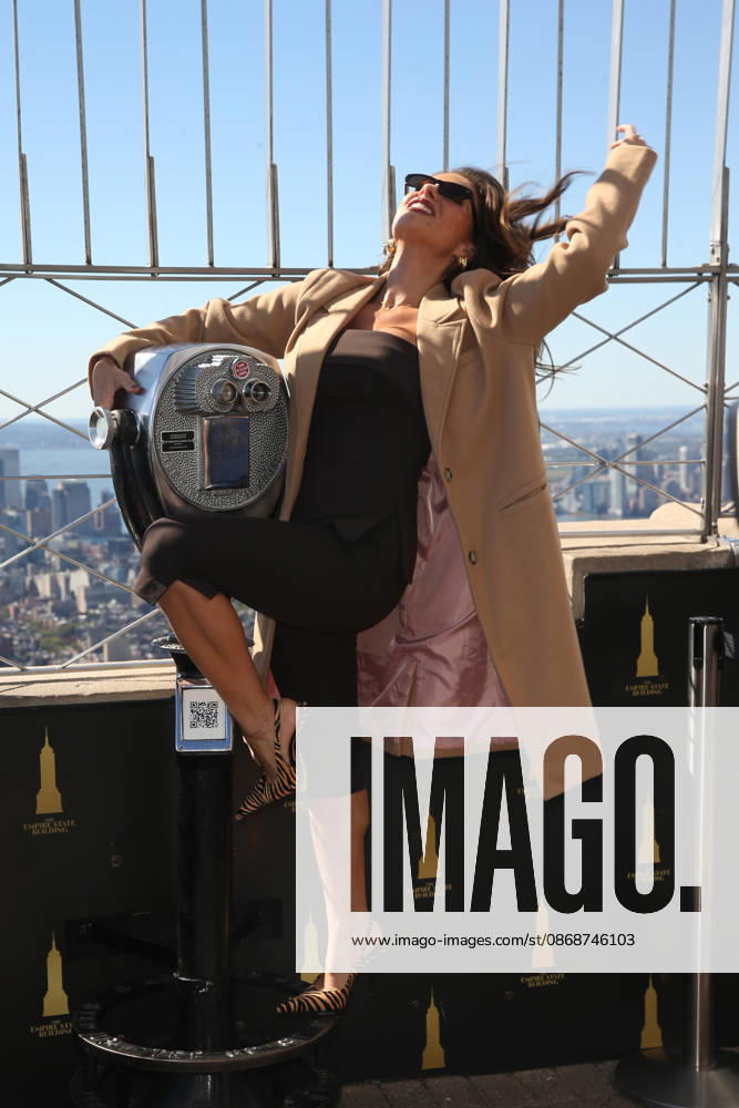 JESSIE JAMES DECKER visited the Empire State Building to promote her new family cook book ‘The Secret Sauceâ New York USA - ZUMAh16_ 20261006_zaf_h16_061