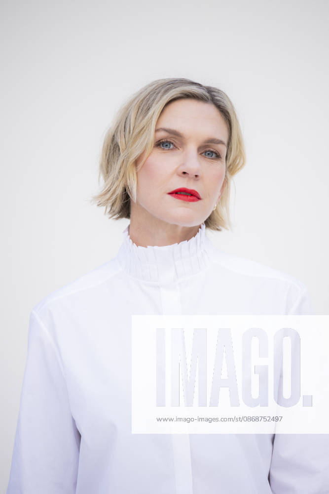 Louis Vuitton - Photocall - Paris Fashion Week EB Rhea Seehorn attends the Louis Vuitton Womenswear Spring Summer 2027 show as part of Paris Fashion Week on October 06, 2026 in Paris, France. Photo by Eliot Blondet ABACAPRESS.COM Paris France France