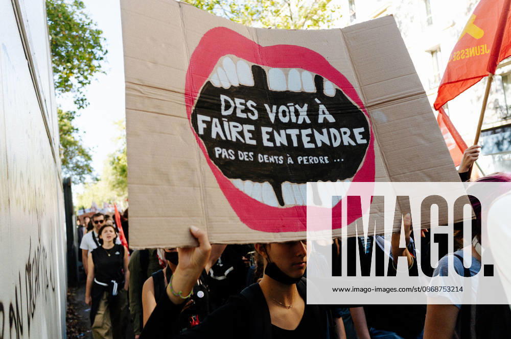 Young people holding placards during the demonstration, condemning the police violence they believe they are subjected to. As part of the nationwide student protest, the march in Paris on Tuesday drew between 56,000 and 100,000 demonstrators, according to the Ministry of the Interior and the organising secondary school and student organisations (USL, FAGE, Union étudiante, UNEF). The demonstration proceeded peacefully, despite a few scuffles at Place de la Nation. - 06 10 2026 - France Ile-de-France (region) Paris - JanxSchmidt-Whitley LexPictorium LePictorium_0342019
