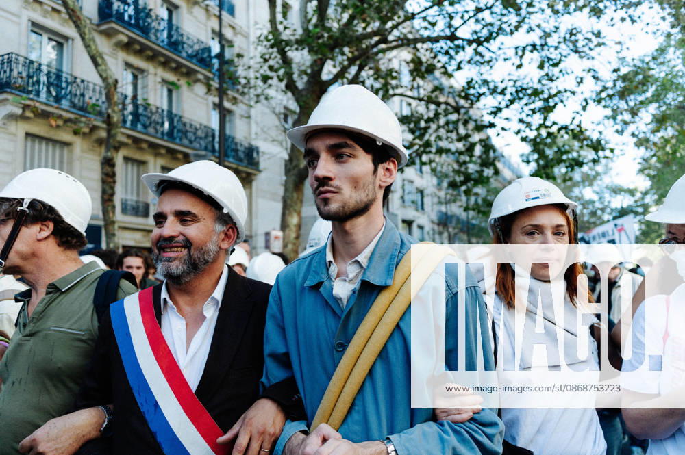 White Helmets, elected representatives and members of civil society campaigning against police violence. As part of the nationwide student protest, the march in Paris on Tuesday drew between 56,000 and 100,000 demonstrators, according to the Ministry of the Interior and the organising secondary school and student organisations (USL, FAGE, Union étudiante, UNEF). The demonstration proceeded peacefully, despite a few scuffles at Place de la Nation. - 06 10 2026 - France Ile-de-France (region) Paris - JanxSchmidt-Whitley LexPictorium LePictorium_0342028