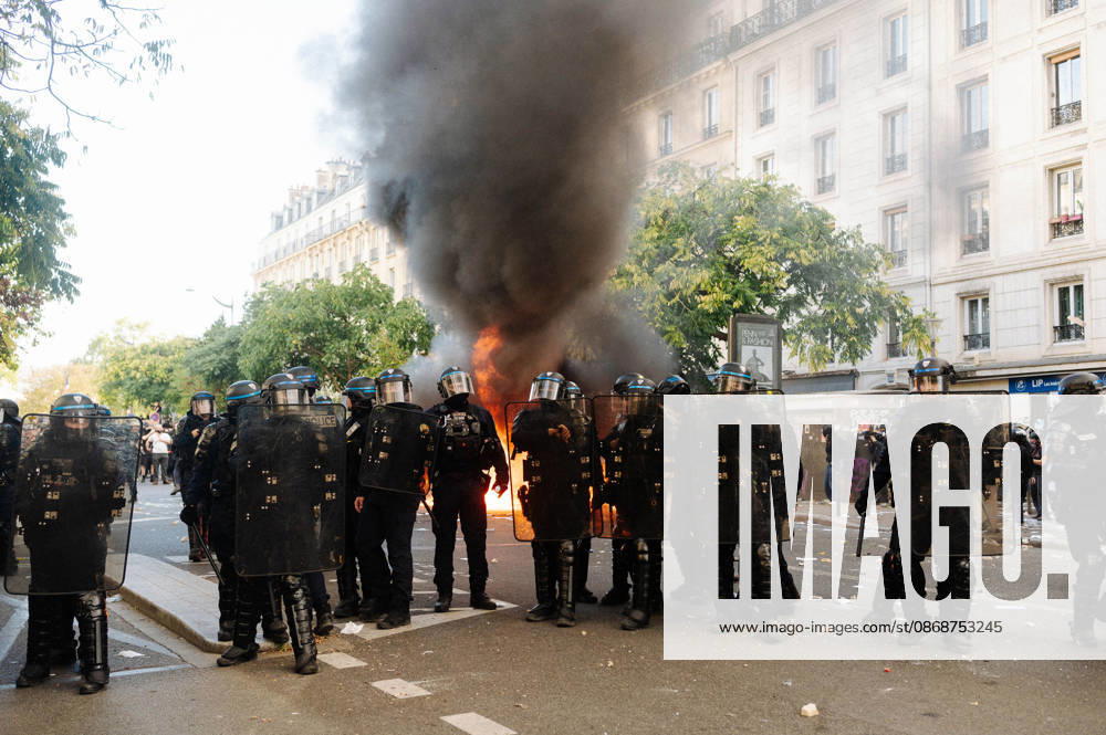 Police officers in front of one of the few barricades at the demonstration. As part of the nationwide student protest, the march in Paris on Tuesday drew between 56,000 and 100,000 demonstrators, according to the Ministry of the Interior and the organising secondary school and student organisations (USL, FAGE, Union étudiante, UNEF). The demonstration proceeded peacefully, despite a few scuffles at Place de la Nation. - 06 10 2026 - France Ile-de-France (region) Paris - JanxSchmidt-Whitley LexPictorium LePictorium_0342034