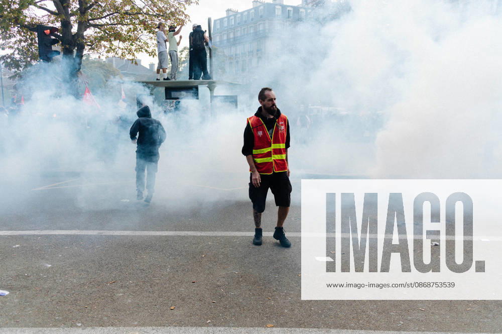 As part of the nationwide student protest, the march in Paris on Tuesday drew between 56,000 and 100,000 demonstrators, according to the Ministry of the Interior and the organising secondary school and student organisations (USL, FAGE, Union étudiante, UNEF). The demonstration proceeded peacefully, despite a few scuffles at Place de la Nation. - 06 10 2026 - France Ile-de-France (region) Paris - JanxSchmidt-Whitley LexPictorium LePictorium_0342039
