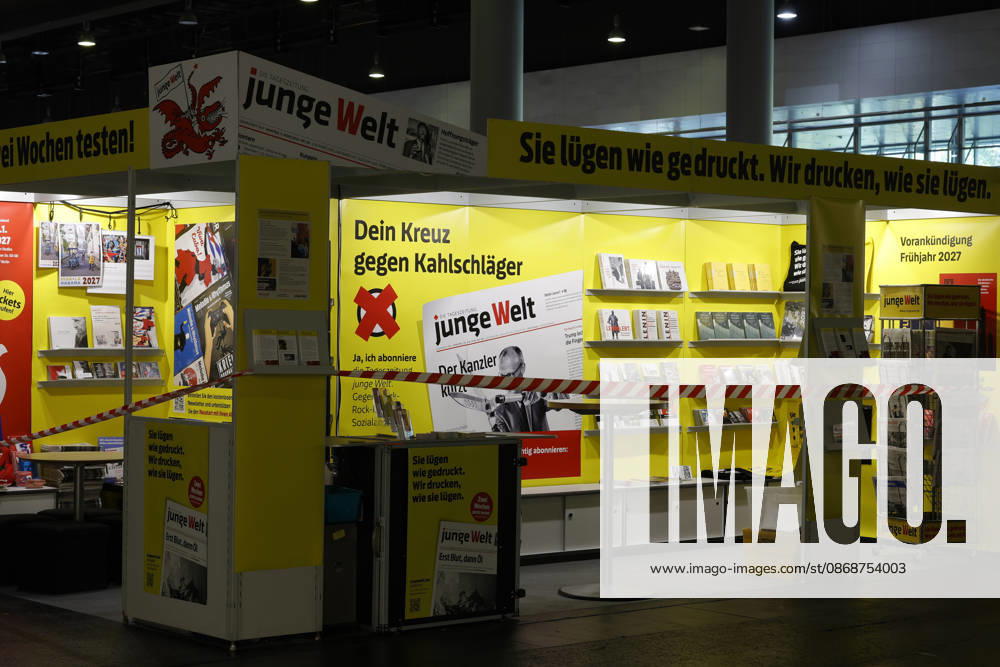 Frankfurt Impressionen 06.10.2026 auf der 78. Frankfurter Buchmesse präsentiert sich Junge Welt mit einem Messestand Frankfurt (Main) Hessen Deutschland
