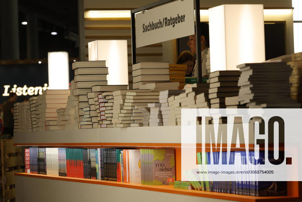Frankfurt Impressionen 06.10.2026 auf der 78. Frankfurter Buchmesse präsentiert sich ein Sachbuch Ratgeber mit einem Messestand Frankfurt (Main) Hessen Deutschland