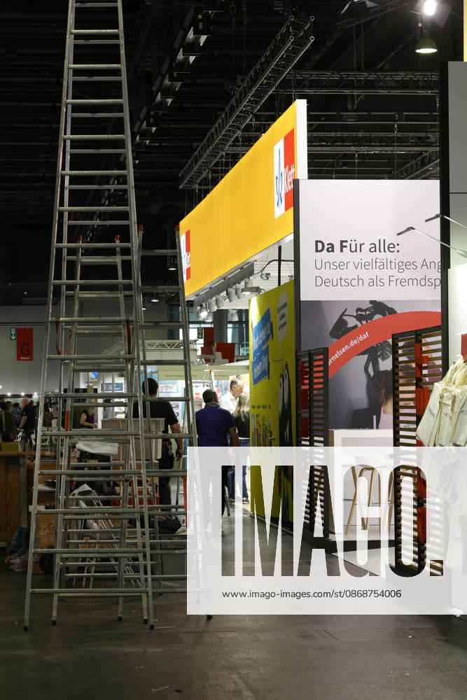 Frankfurt Impressionen 06.10.2026 auf der 78. Frankfurter Buchmesse wird noch am Abend gearbeitet hier Messestand Klett Frankfurt (Main) Hessen Deutschland