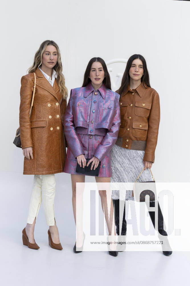 Este Haim, Alana Haim, and Danielle Haim at the photocall for the Louis Vuitton Women’s Ready-to-Wear Spring Summer 2027 show during Paris Fashion Week (PFW) at the Cité internationale universitaire de Paris, France, on October 6, 2026. Olivier Borde, Bestimage. Photocall at the Louis Vuitton Women’s Ready-to-Wear Spring Summer 2027 show as part of Paris Fashion Week on October 6, 2026, in Paris, France.