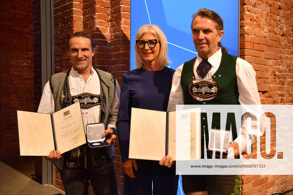 Bayerns Staatsministerin Ulrike Scharf mit Alexander Huber und Thomas Huber (Huber Buam) bei der Verleihung der Bayerischen Staatsmedaille fuer soziale Verdienste in der Allerheiligen-Hofkirche, Residenz am 6.10.2026 in Muenchen Bavarian State Minister Ulrike Scharf and Alexander Huber and Thomas Huber attend the presentation of the Bavarian State Medal for Social Merit in the All Saints Court Church (Allerheiligen-Hofkirche) at the Residenz on October 6, 2026 in Munich, Germany Bayerische Staatsmedaille fuer Maria Riesch und die Huber Brueder in Muenchen