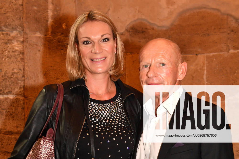 Maria Höfl-Riesch und Johann Schrempf bei der Verleihung der Bayerischen Staatsmedaille fuer soziale Verdienste in der Allerheiligen-Hofkirche, Residenz am 6.10.2026 in Muenchen Maria Riesch and Johann Schrempf attend the presentation of the Bavarian State Medal for Social Merit in the All Saints Court Church (Allerheiligen-Hofkirche) at the Residenz on October 6, 2026 in Munich, Germany Bayerische Staatsmedaille fuer Maria Riesch und die Huber Brueder in Muenchen