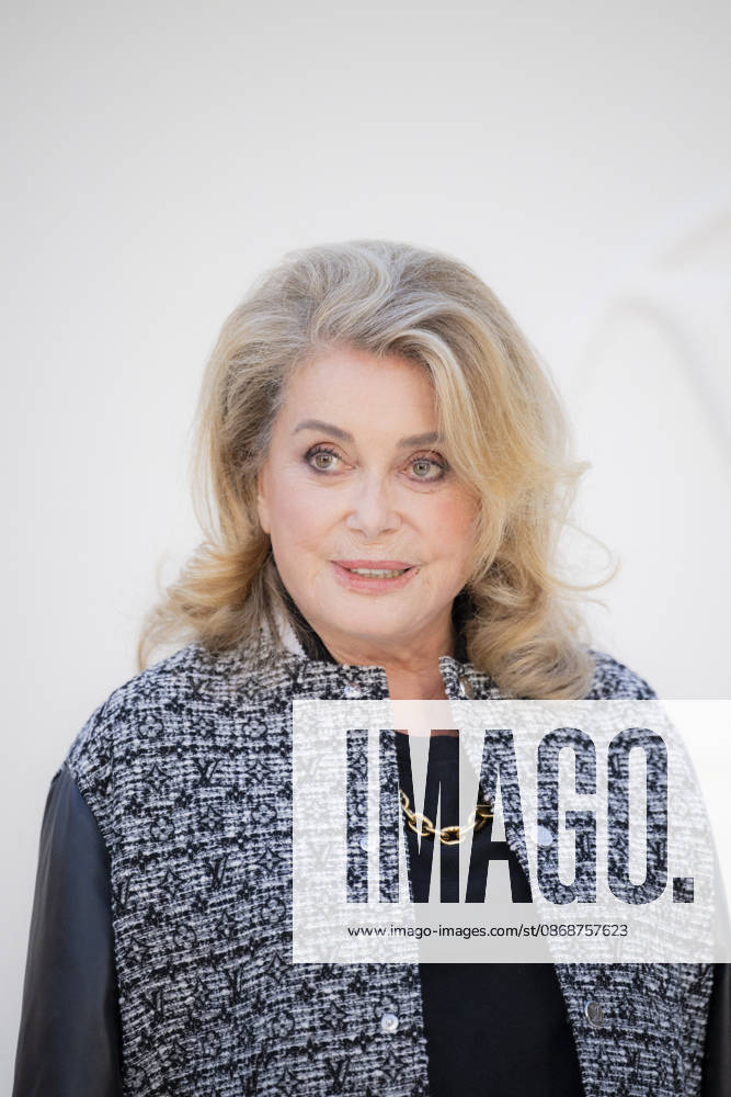 Louis Vuitton - Photocall - Paris Fashion Week EB Catherine Deneuve attends the Louis Vuitton Womenswear Spring Summer 2027 show as part of Paris Fashion Week on October 06, 2026 in Paris, France. Photo by Eliot Blondet ABACAPRESS.COM Paris France France