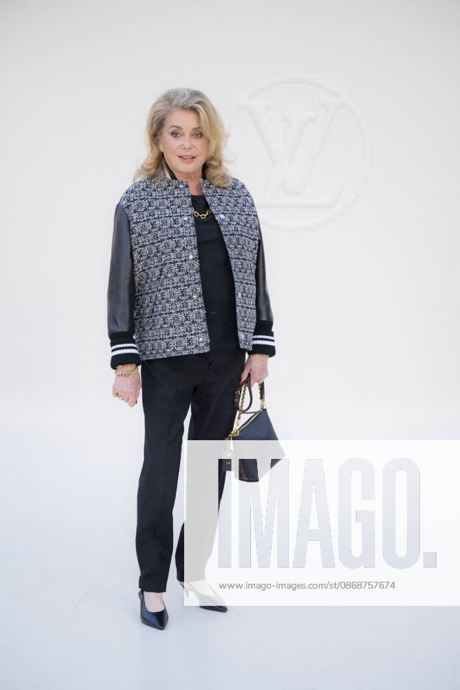 Louis Vuitton - Photocall - Paris Fashion Week EB Catherine Deneuve attends the Louis Vuitton Womenswear Spring Summer 2027 show as part of Paris Fashion Week on October 06, 2026 in Paris, France. Photo by Eliot Blondet ABACAPRESS.COM Paris France France