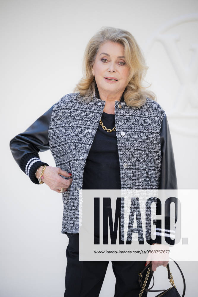 Louis Vuitton - Photocall - Paris Fashion Week EB Catherine Deneuve attends the Louis Vuitton Womenswear Spring Summer 2027 show as part of Paris Fashion Week on October 06, 2026 in Paris, France. Photo by Eliot Blondet ABACAPRESS.COM Paris France France