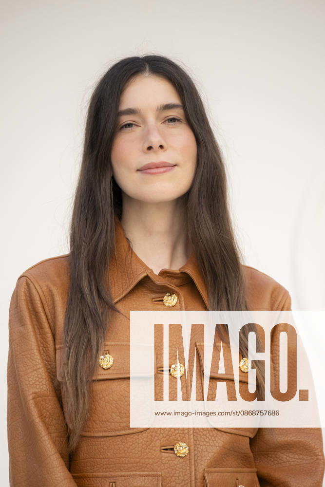 Louis Vuitton - Photocall - Paris Fashion Week EB Danielle Haim attends the Louis Vuitton Womenswear Spring Summer 2027 show as part of Paris Fashion Week on October 06, 2026 in Paris, France. Photo by Eliot Blondet ABACAPRESS.COM Paris France France