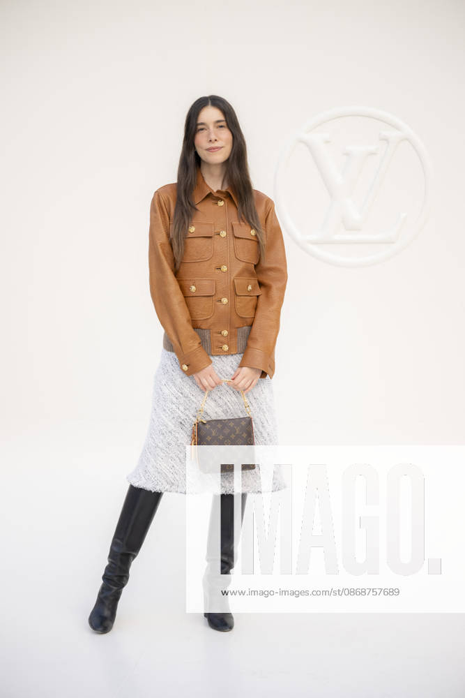 Louis Vuitton - Photocall - Paris Fashion Week EB Danielle Haim attends the Louis Vuitton Womenswear Spring Summer 2027 show as part of Paris Fashion Week on October 06, 2026 in Paris, France. Photo by Eliot Blondet ABACAPRESS.COM Paris France France