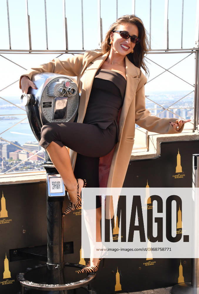 Jessie James Decker Visits the Empire State Building NEW YORK, NY- OCTOBER 6: Jessie James Decker at the Empire State Building to Celebrate the Release of New Cookbook The Secret Sauce: A Family Cookbook Seasoned with Love on October 6, 2026 in New York City. Credit: John Fycke AdMedia New York City New York USA
