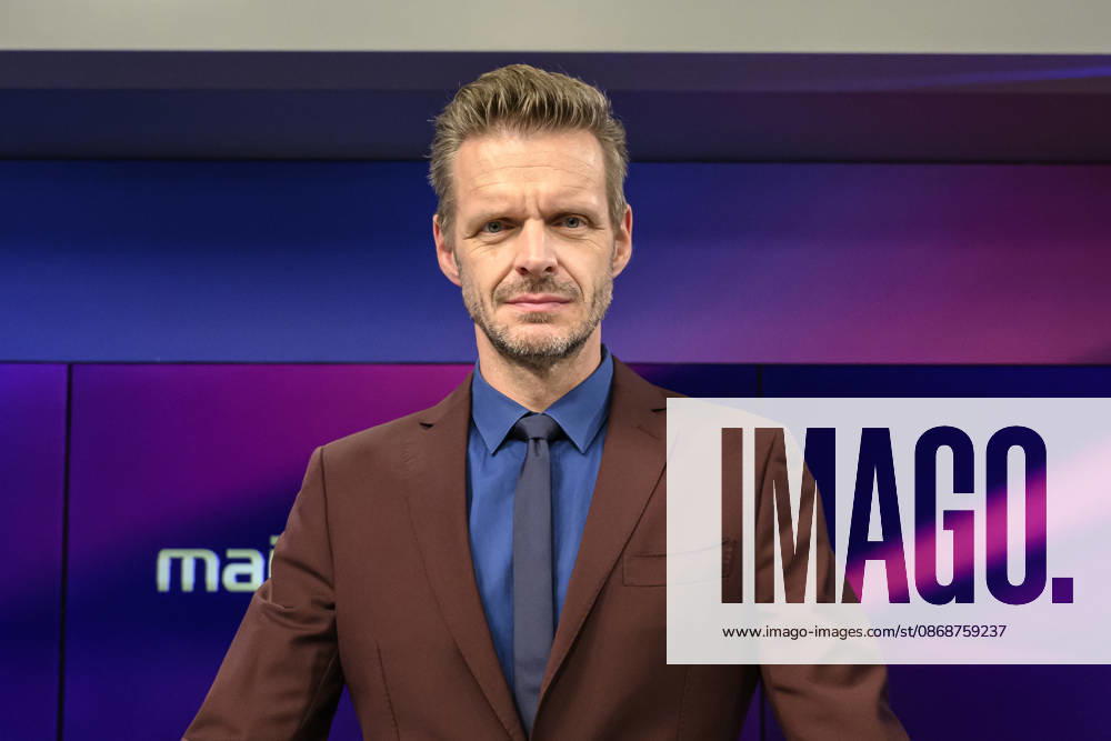 Im Bild v.l.: Florian Schroeder (Kabarettist), GER, Berlin, Studio, zu Gast bei Maischberger, politische Talkshow, TV, Format, mit Moderatorin Sandra Maischberger, Das Erste, aus Adlershof Am Studio 20, 06.10.2026,