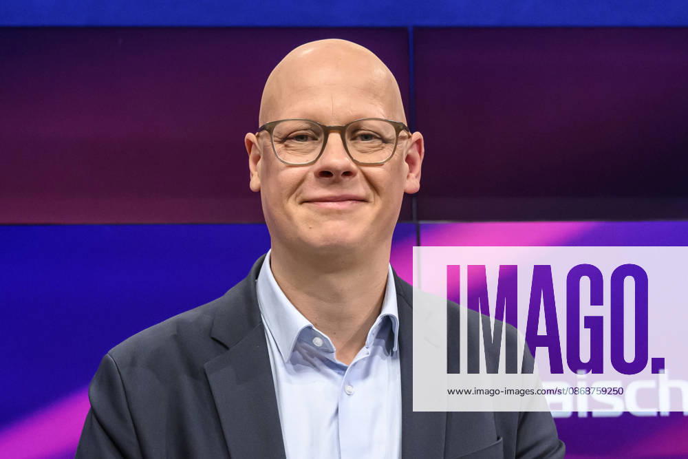 Im Bild v.l.: Matthias Deiß (ARD), GER, Berlin, Studio, zu Gast bei Maischberger, politische Talkshow, TV, Format, mit Moderatorin Sandra Maischberger, Das Erste, aus Adlershof Am Studio 20, 06.10.2026,
