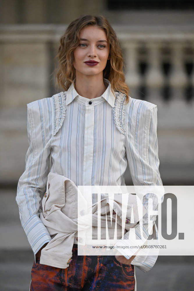 PFW Louis Vuitton Outside Arrivals Giulia Maenza arriving at Louis Vuitton show during Paris Fashion Week, in Paris, France on 6 October 2026. Photo by Julien Reynaud APS-Medias ABACAPRESS.COM Paris France