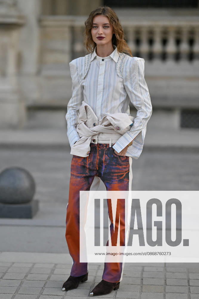 PFW Louis Vuitton Outside Arrivals Giulia Maenza arriving at Louis Vuitton show during Paris Fashion Week, in Paris, France on 6 October 2026. Photo by Julien Reynaud APS-Medias ABACAPRESS.COM Paris France