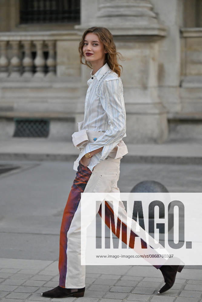PFW Louis Vuitton Outside Arrivals Giulia Maenza arriving at Louis Vuitton show during Paris Fashion Week, in Paris, France on 6 October 2026. Photo by Julien Reynaud APS-Medias ABACAPRESS.COM Paris France
