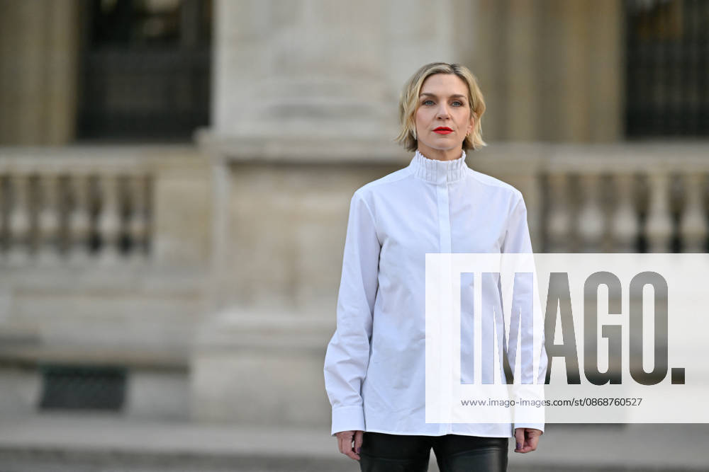 PFW Louis Vuitton Outside Arrivals Rhea Seehorn arriving at Louis Vuitton show during Paris Fashion Week, in Paris, France on 6 October 2026. Photo by Julien Reynaud APS-Medias ABACAPRESS.COM Paris France