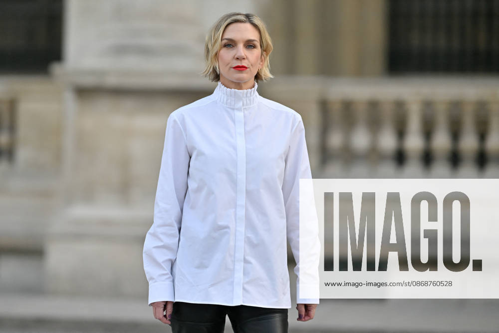 PFW Louis Vuitton Outside Arrivals Rhea Seehorn arriving at Louis Vuitton show during Paris Fashion Week, in Paris, France on 6 October 2026. Photo by Julien Reynaud APS-Medias ABACAPRESS.COM Paris France