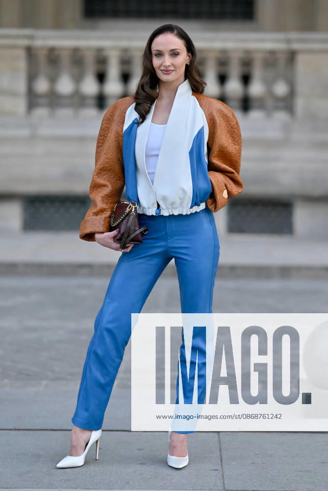 PFW Louis Vuitton Outside Arrivals Sophie Turner arriving at Louis Vuitton show during Paris Fashion Week, in Paris, France on 6 October 2026. Photo by Julien Reynaud APS-Medias ABACAPRESS.COM Paris France