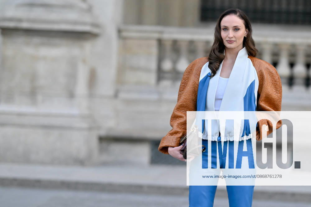 PFW Louis Vuitton Outside Arrivals Sophie Turner arriving at Louis Vuitton show during Paris Fashion Week, in Paris, France on 6 October 2026. Photo by Julien Reynaud APS-Medias ABACAPRESS.COM Paris France
