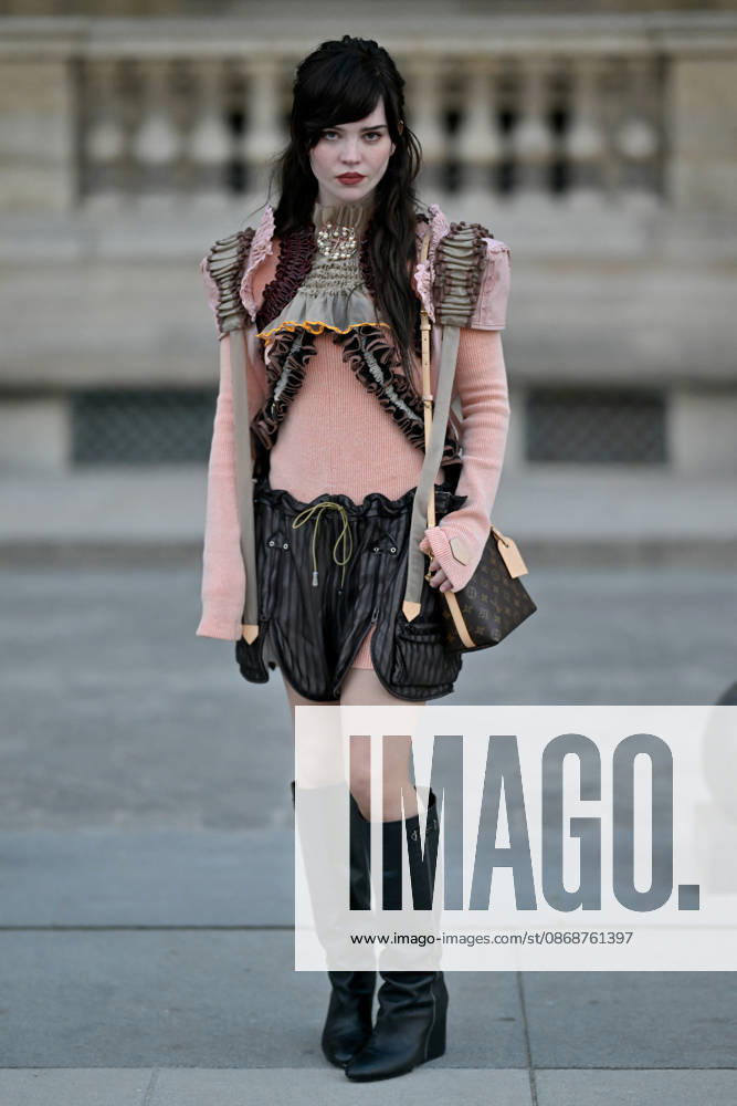PFW Louis Vuitton Outside Arrivals Sophie Thatcher arriving at Louis Vuitton show during Paris Fashion Week, in Paris, France on 6 October 2026. Photo by Julien Reynaud APS-Medias ABACAPRESS.COM Paris France