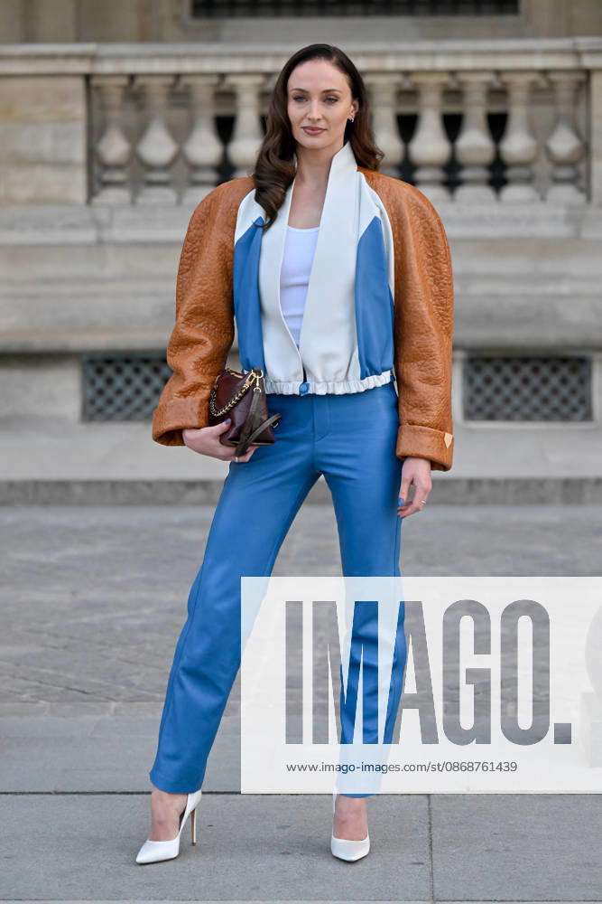 PFW Louis Vuitton Outside Arrivals Sophie Turner arriving at Louis Vuitton show during Paris Fashion Week, in Paris, France on 6 October 2026. Photo by Julien Reynaud APS-Medias ABACAPRESS.COM Paris France
