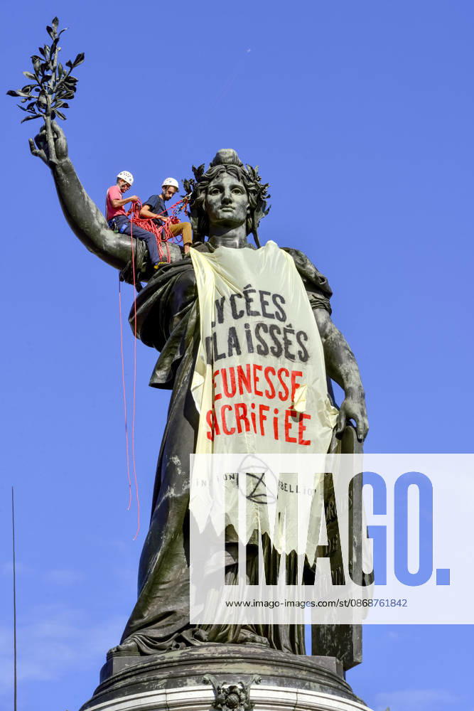 Schüler kleideten Marianne an: Die Marianne-Statue auf der Place de la RÃ publique 20261006tf013 Bronzestatue Schüler und Studentendemonstration Schüler Studenten Jugendliche Jugend protestieren gegen die Kürzung des Budget des Bildungssystems Schulpolitik Missstände Bewegung Schulproteste Demonstration, Protest, Schüler, Studenten, Bildungswesen, Bildungssystem, Bildungsetat, Budgetkürzung, Bildungsbudget, Protestbewegung, Demonstrierende, politisch, gesellschaftlich, angespannt, konfrontativ, demonstrativ, französisch, urban, kritisch, sozial, bildungspolitisch, protestieren, demonstrieren, fordern, streiken, versammeln, mobilisieren, protestieren, konfrontieren, blockieren, kritisieren, demonstrieren Paris Paris Frankreich