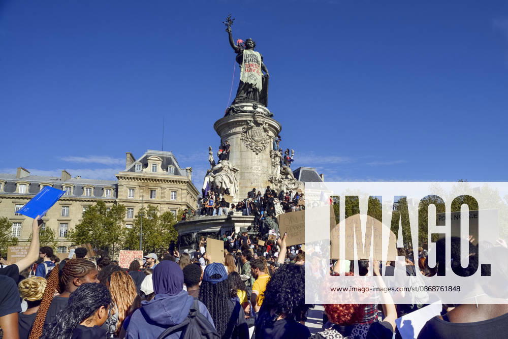 Schüler kleideten Marianne an: Die Marianne-Statue auf der Place de la RÃ publique 20261006tf013 Bronzestatue Schüler und Studentendemonstration Schüler Studenten Jugendliche Jugend protestieren gegen die Kürzung des Budget des Bildungssystems Schulpolitik Missstände Bewegung Schulproteste Demonstration, Protest, Schüler, Studenten, Bildungswesen, Bildungssystem, Bildungsetat, Budgetkürzung, Bildungsbudget, Protestbewegung, Demonstrierende, politisch, gesellschaftlich, angespannt, konfrontativ, demonstrativ, französisch, urban, kritisch, sozial, bildungspolitisch, protestieren, demonstrieren, fordern, streiken, versammeln, mobilisieren, protestieren, konfrontieren, blockieren, kritisieren, demonstrieren Paris Paris Frankreich