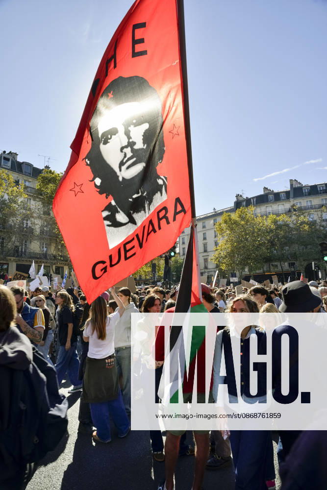 Demonstranten bei einer Schüler- und Studentendemonstration, Paris, Place de la RÃ publique 20261006tf065 Demonstranten mit Flagge bei einer Schüler- und Studentendemonstration Schüler Studenten Jugendliche Jugend protestieren gegen die Kürzung des Budget des Bildungssystems Schulpolitik Missstände Bewegung Schulproteste Demonstration, Protest, Schüler, Studenten, Bildungswesen, Bildungssystem, Bildungsetat, Budgetkürzung, Bildungsbudget, Protestbewegung, Demonstrierende, politisch, gesellschaftlich, angespannt, konfrontativ, demonstrativ, französisch, urban, kritisch, sozial, bildungspolitisch, protestieren, demonstrieren, fordern, streiken, versammeln, mobilisieren, protestieren, konfrontieren, blockieren, kritisieren, demonstrier