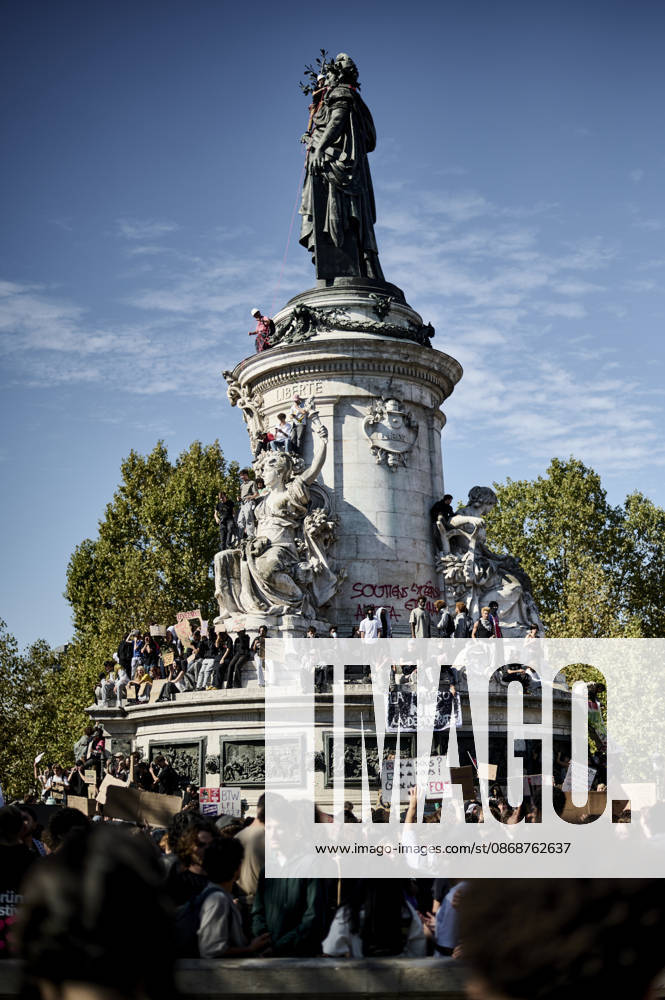 High school students protest in Paris, on October 6, 2026. - 06 10 2026 - France Ile-de-France (region) Paris - AntoninxBuratx Pictorium LePictorium_0342058