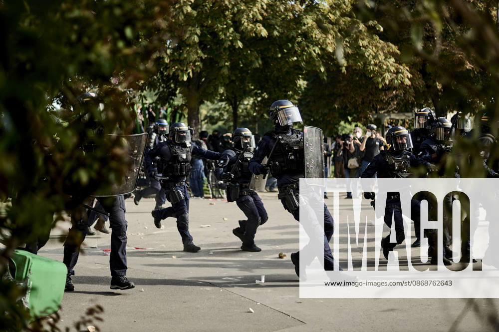Tensions on the edge of the high school students protest in Paris, on October 6, 2026. - 06 10 2026 - France Ile-de-France (region) Paris - AntoninxBuratx Pictorium LePictorium_0342065