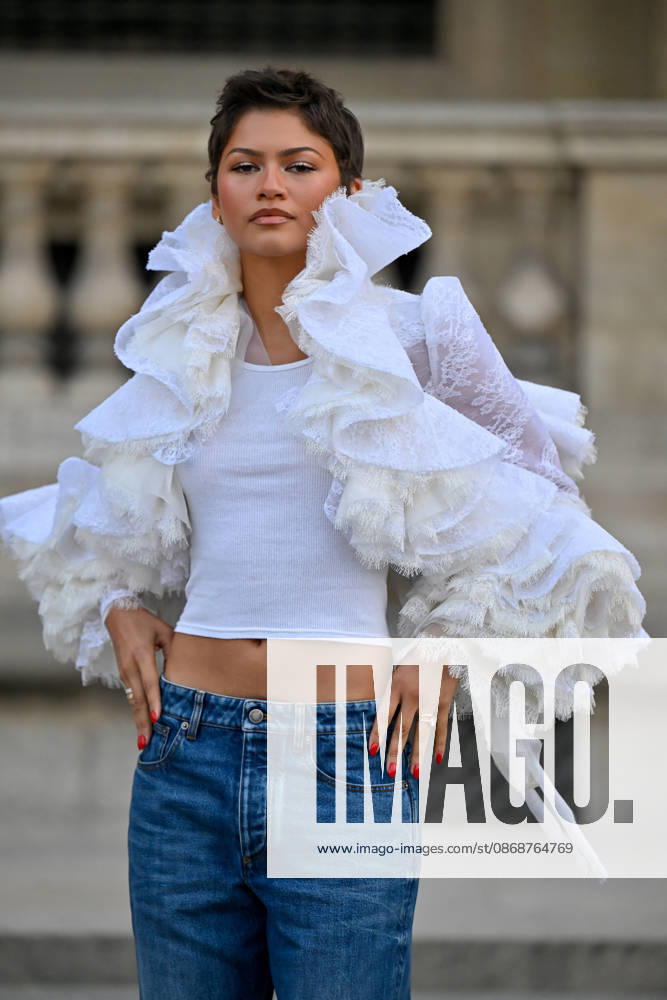 PFW Louis Vuitton Outside Arrivals Zendaya arriving at Louis Vuitton show during Paris Fashion Week, in Paris, France on 6 October 2026. Photo by Julien Reynaud APS-Medias ABACAPRESS.COM Paris France