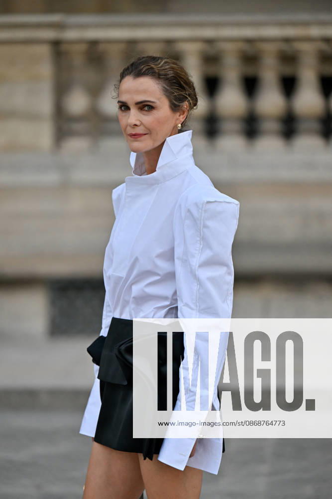PFW Louis Vuitton Outside Arrivals Keri Russell arriving at Louis Vuitton show during Paris Fashion Week, in Paris, France on 6 October 2026. Photo by Julien Reynaud APS-Medias ABACAPRESS.COM Paris France