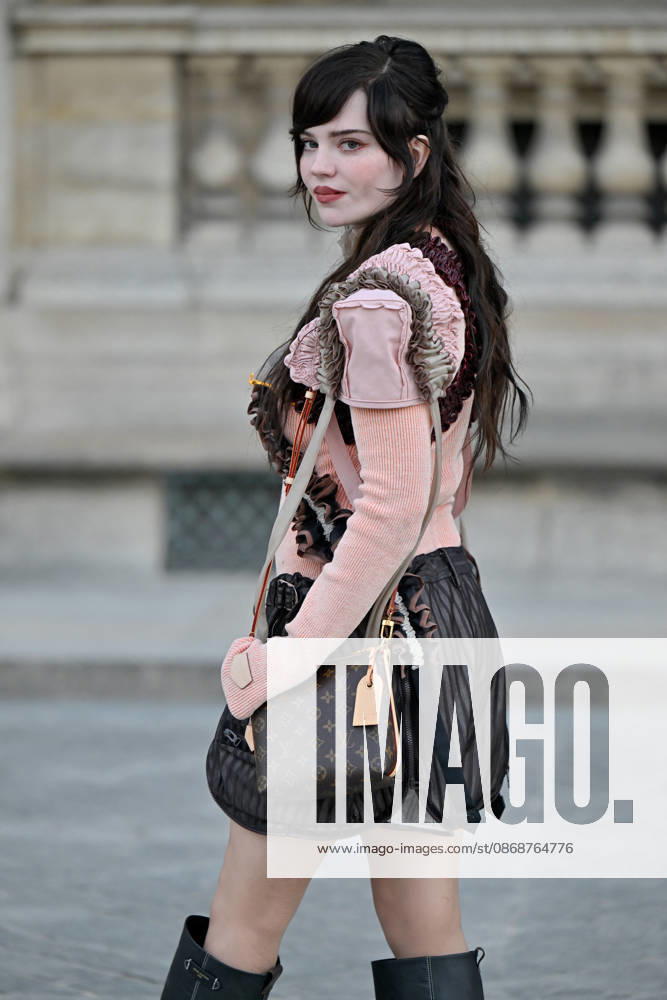 PFW Louis Vuitton Outside Arrivals Sophie Thatcher arriving at Louis Vuitton show during Paris Fashion Week, in Paris, France on 6 October 2026. Photo by Julien Reynaud APS-Medias ABACAPRESS.COM Paris France