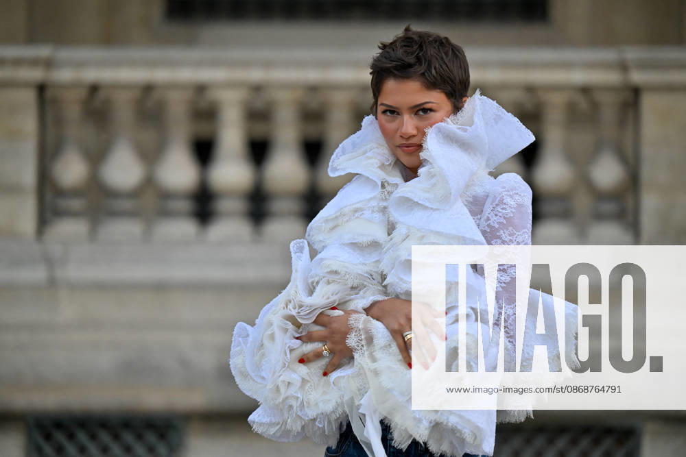 PFW Louis Vuitton Outside Arrivals Zendaya arriving at Louis Vuitton show during Paris Fashion Week, in Paris, France on 6 October 2026. Photo by Julien Reynaud APS-Medias ABACAPRESS.COM Paris France