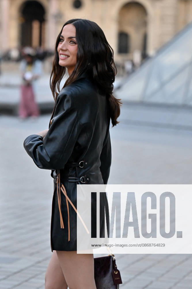 PFW Louis Vuitton Outside Arrivals Ana de Armas arriving at Louis Vuitton show during Paris Fashion Week, in Paris, France on 6 October 2026. Photo by Julien Reynaud APS-Medias ABACAPRESS.COM Paris France