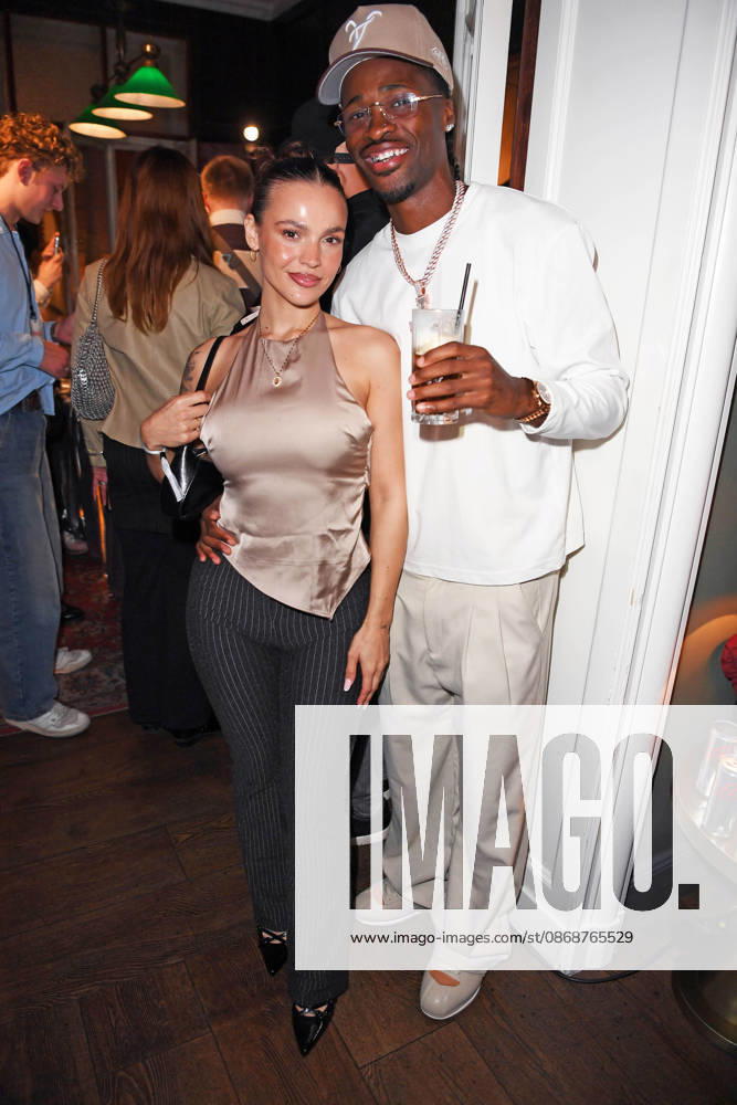 Jeje Lopes mit Freund Teezy (Martini Lombaya) bei der COKE LIGHT EXPERIENCE X BRUCE DARNELL im Borchardt in Berlin am 06.10.2026