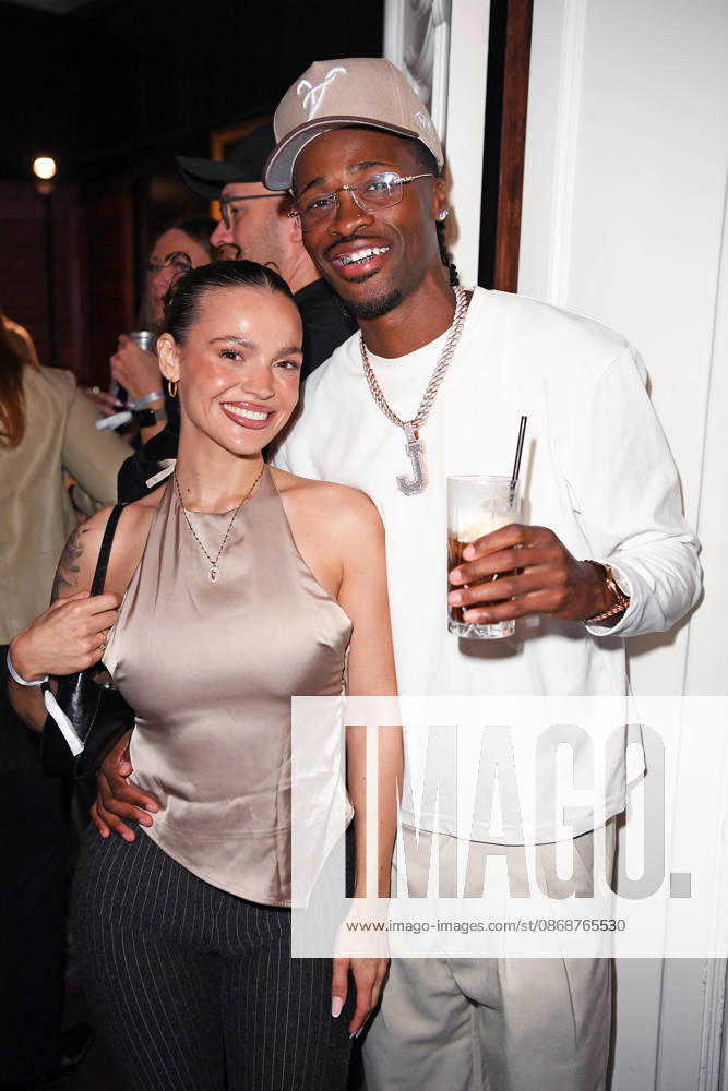 Jeje Lopes mit Freund Teezy (Martini Lombaya) bei der COKE LIGHT EXPERIENCE X BRUCE DARNELL im Borchardt in Berlin am 06.10.2026