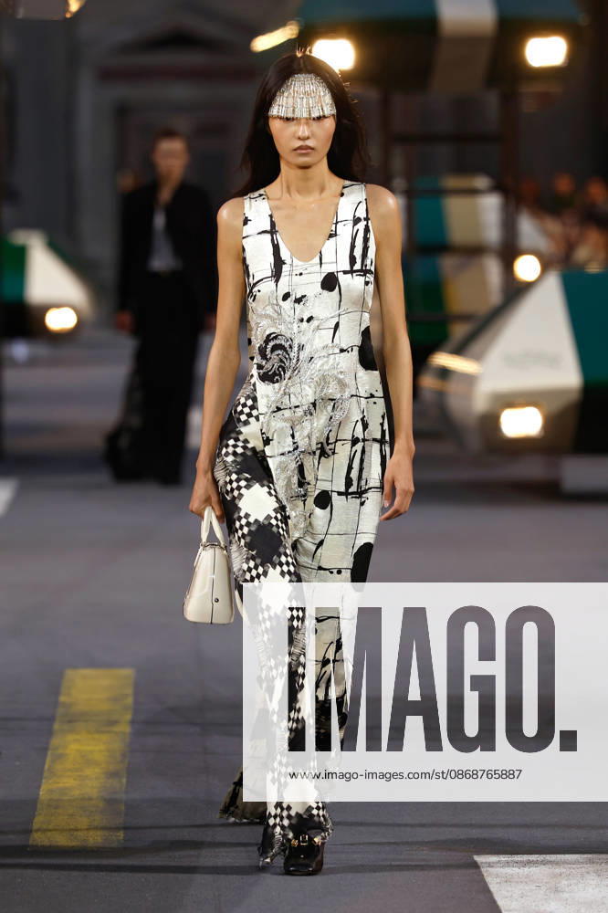 (261006) -- PARIS, Oct. 6, 2026 -- A model presents a creation from the Womenswear Spring Summer 2027 collections by Louis Vuitton during the Paris Fashion Week, in Paris, France, Oct. 6, 2026. (MeetEurope Handout via Xinhua) FRANCE-PARIS-FASHION WEEK-LOUIS VUITTON XinxHuashefa
