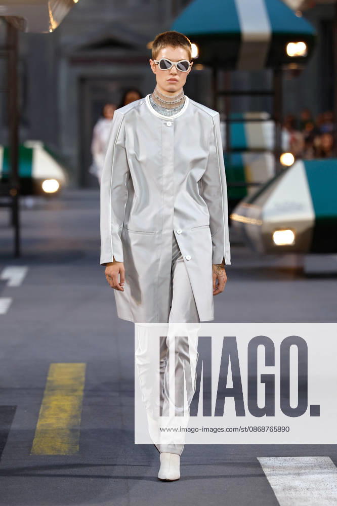 (261006) -- PARIS, Oct. 6, 2026 () -- A model presents a creation from the Womenswear Spring Summer 2027 collections by Louis Vuitton during the Paris Fashion Week, in Paris, France, Oct. 6, 2026. (MeetEurope Handout via ) FRANCE-PARIS-FASHION WEEK-LOUIS VUITTON Xinhua