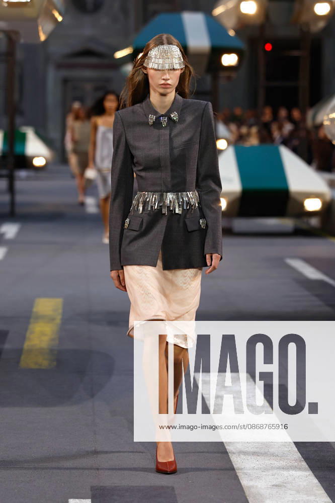 (261006) -- PARIS, Oct. 6, 2026 -- A model presents a creation from the Womenswear Spring Summer 2027 collections by Louis Vuitton during the Paris Fashion Week, in Paris, France, Oct. 6, 2026. (MeetEurope Handout via Xinhua) FRANCE-PARIS-FASHION WEEK-LOUIS VUITTON XinxHuashefa