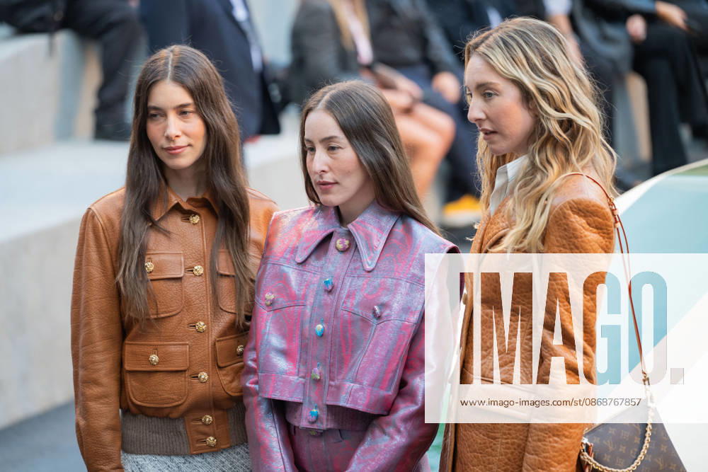 PFW - Louis Vuitton Front Row - Paris US actress Danielle Haim, US actress and musician Alana Haim and US actress Este Haim poses as she arrives ahead of the Louis Vuitton Women s Spring Summer 2027 collection fashion show as part of the Paris Fashion Week, in Paris, France on October 6, 2026. Photo by Alexis Jumeau ABACAPRESS.COM Paris France